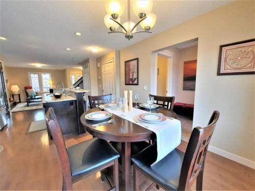 Stylish Getaway by Spruce Meadows - image 2