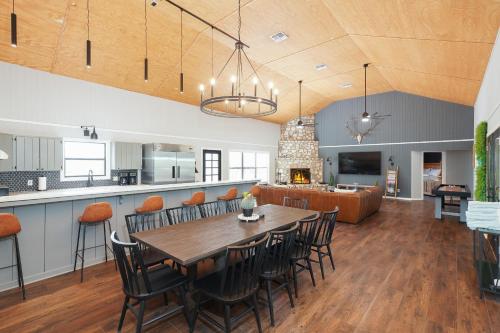 Instalações, Mountain Views I Pool&Hot Tub I Home for 20 Guests in Rio Frio (TX)