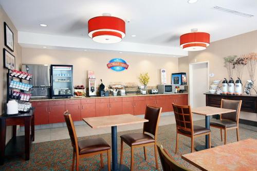 Restaurant, Baymont by Wyndham Denver International Airport in Denver (CO)