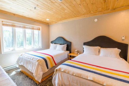 The Black Diamond Lodge *Sleeps 46* Hot Tubs + Ski Shuttle + Mountain Views