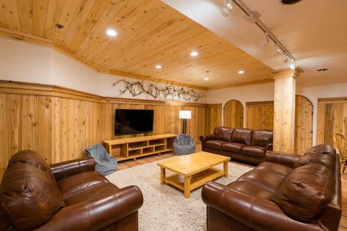 The Black Diamond Lodge *Sleeps 46* Hot Tubs + Ski Shuttle + Mountain Views