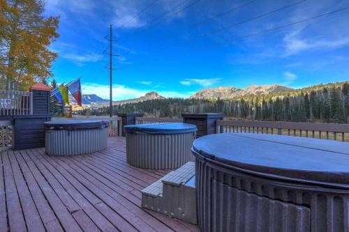The Black Diamond Lodge *Sleeps 46* Hot Tubs + Ski Shuttle + Mountain Views