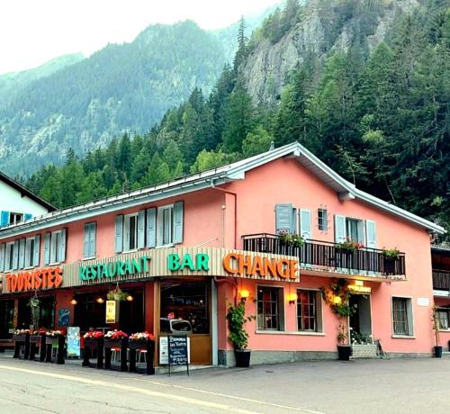  LES TOURISTES, Le Chatelard bei Martigny-Croix