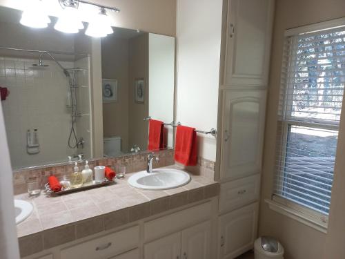 King Bed in Relaxing Oasis, with FREE Snack/Wi-Fi/Parking in San Marcos, USA