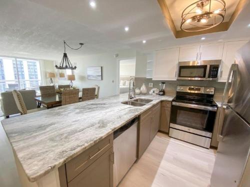 Stunning ocean view remodeled 2 bedroom 2 bath condo 908 South Hampton condo - image 5
