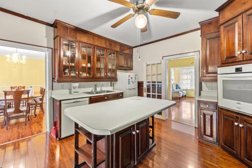 Cocina, Fully Restored Country Manor in Cornelia (GA)