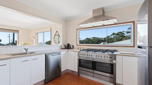 virtuve, Bodhi's Reef - Coastal Retreat in Lake Tyers Beach