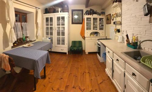 Køkken, Leśniczówka domek balia sauna jeziorka w lesie na wyłączność (Lesniczowka domek balia sauna jeziorka w lesie na wylacznosc) in Lubenia