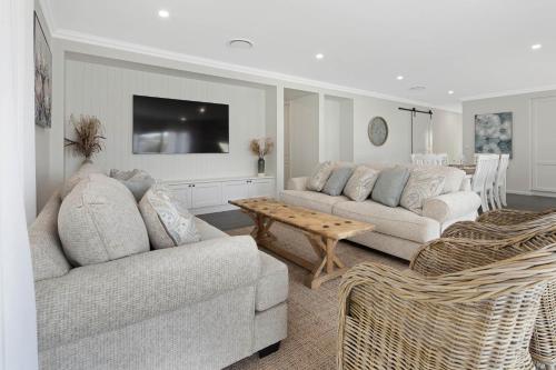 4 bedroom home with theatre room, close to CBD and beaches. - Broulee