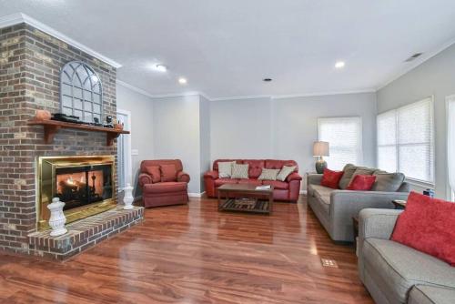 Hot tub & Fire pit, just 11 miles to downtown AVL