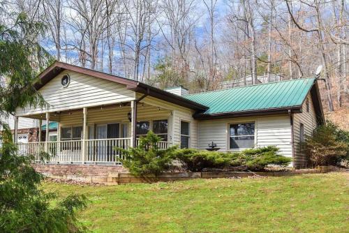 Hot tub & Fire pit, just 11 miles to downtown AVL