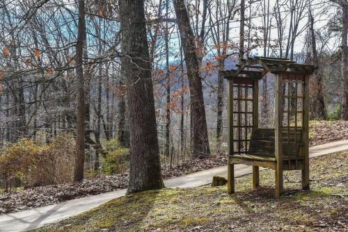 Hot tub & Fire pit, just 11 miles to downtown AVL
