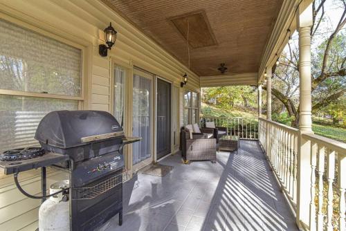 Hot tub & Fire pit, just 11 miles to downtown AVL