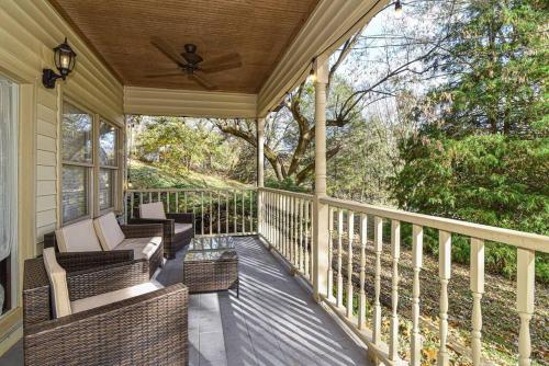 Hot tub & Fire pit, just 11 miles to downtown AVL