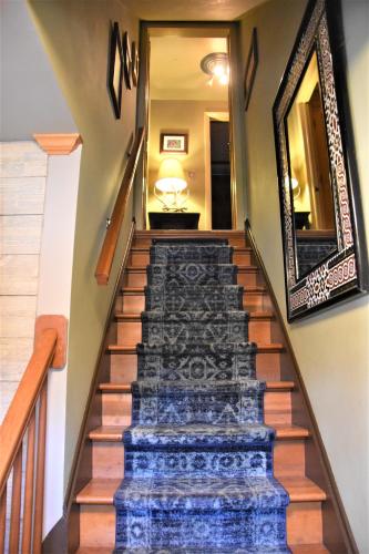 Bejárat, New listing! ON 62-acre Broad Ripple park/ less than a mile from Broad Ripple village. near Holliday Park