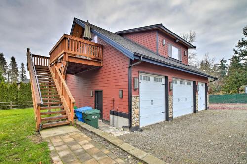 Modern Edgewood Home Near Tacoma with Deck!