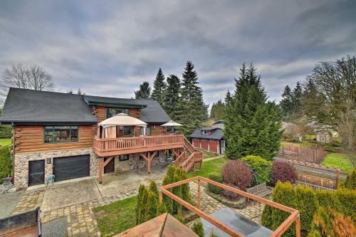 Modern Edgewood Home Near Tacoma with Deck!