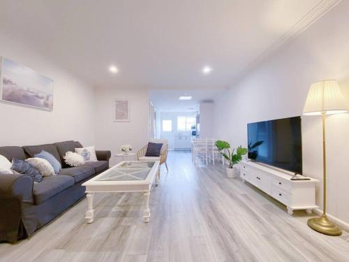 Well-Located 2-Bedroom Unit in Mornington - Baxter