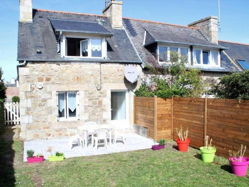 Charmante maisonnette bretonne a 100m de la mer avec jardin, terrasse et proximite centre Tregastel  – khách sạn tại Tregastel