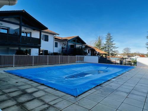 T2 confortable à Cambo avec piscine et parking (T2 confortable a Cambo avec piscine et parking) in Espelette