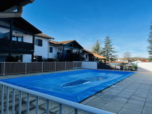 T2 confortable à Cambo avec piscine et parking (T2 confortable a Cambo avec piscine et parking) in Espelette