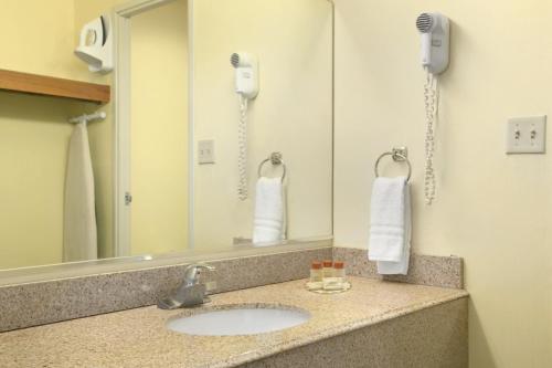 Days Inn by Wyndham Anderson IN - image 10
