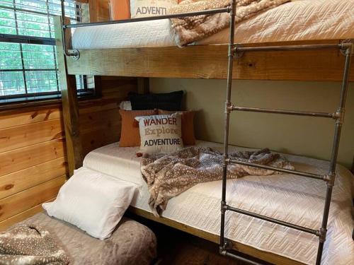 Cross Timbers Cabin on Private 12.5 Acres + Hot Tub