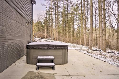 Quiet Pines Cabin with Hot Tub and Fishing Pond!