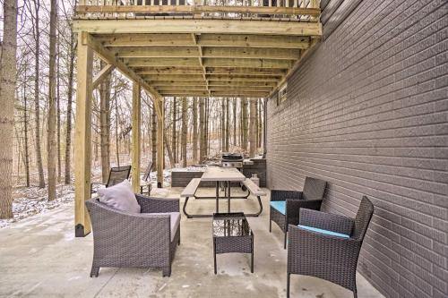 Quiet Pines Cabin with Hot Tub and Fishing Pond!