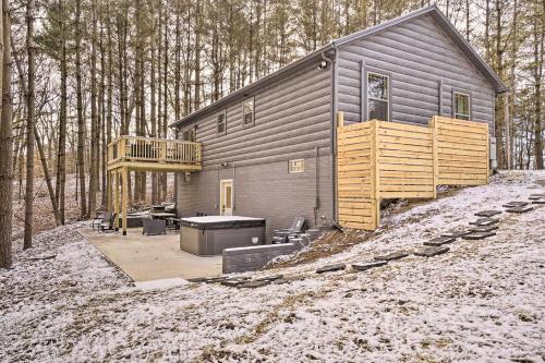 Quiet Pines Cabin with Hot Tub and Fishing Pond!