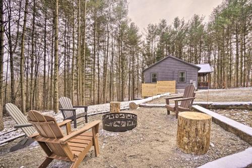 Quiet Pines Cabin with Hot Tub and Fishing Pond!