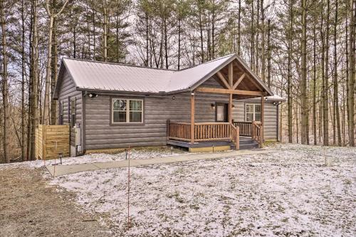 Quiet Pines Cabin with Hot Tub and Fishing Pond!