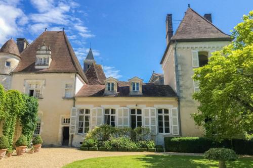 Charming 14th Century Village Chateau with gardens and outdoor heated pool - Celles