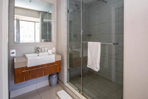 Luxury 2 bed apart 515 Harbour Bridge, Dockrail Road, Foreshore, Cape Town, 8001, - Tap to explore photos