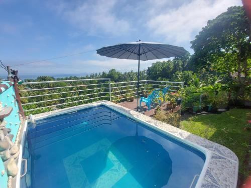 Piscina, Island samal overlooking view house with swimming pools in Babak Distrito - Isla de Samal