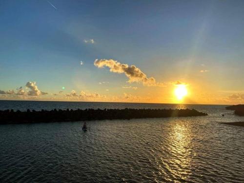 「池間島の一棟貸切りの宿アロハナ」日本最大級のサンゴ礁群ヤビジに最も近い宿。夕陽,海まで徒歩3分