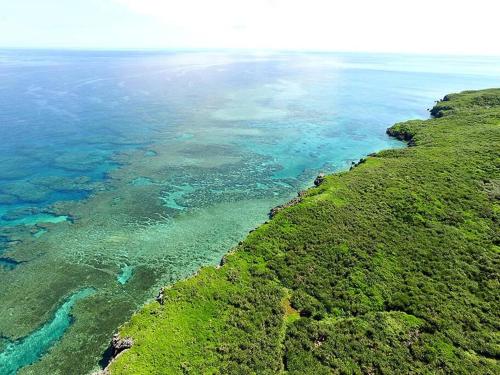 「池間島の一棟貸切りの宿アロハナ」日本最大級のサンゴ礁群ヤビジに最も近い宿。夕陽,海まで徒歩3分