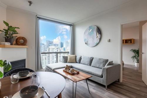 Marvelous 2 Bed Condo in Yaletown Panoramic Views!