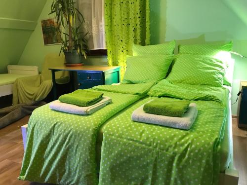 Leśniczówka domek balia sauna jeziorka w lesie na wyłączność (Lesniczowka domek balia sauna jeziorka w lesie na wylacznosc) in Lubenia