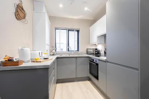 Picture of Elliot Oliver - Chic 2 Bedroom Town Centre Apartment