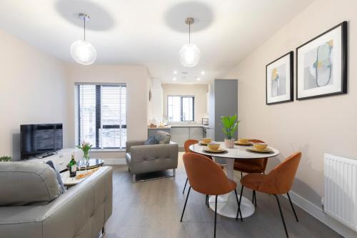 Picture of Elliot Oliver - Chic 2 Bedroom Town Centre Apartment