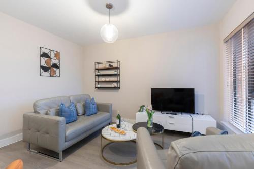Picture of Elliot Oliver - Chic 2 Bedroom Town Centre Apartment