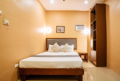 RedDoorz Plus @ Hotel Platinum Occidental Mindoro Room Type - Standard Double Room
