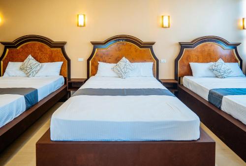 RedDoorz Plus @ Hotel Platinum Occidental Mindoro Room Type - Triple Room