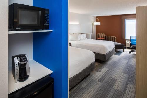 Holiday Inn Express Cedar Rapids - Collins Road an IHG Hotel - image 7
