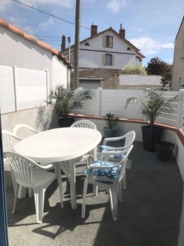 Maison avec grande terrasse à 100m de la plage