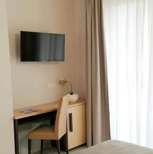 Hotel Boston - image 2