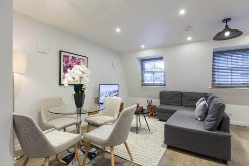 Urban Chic - Rathbone - image 4