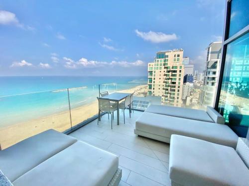 Amazing Sea view APT with parking at Royal Beach - By Beach Apartments TLV - image 4