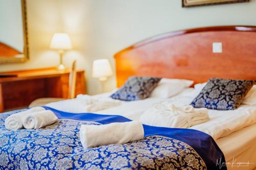 2 twin beds